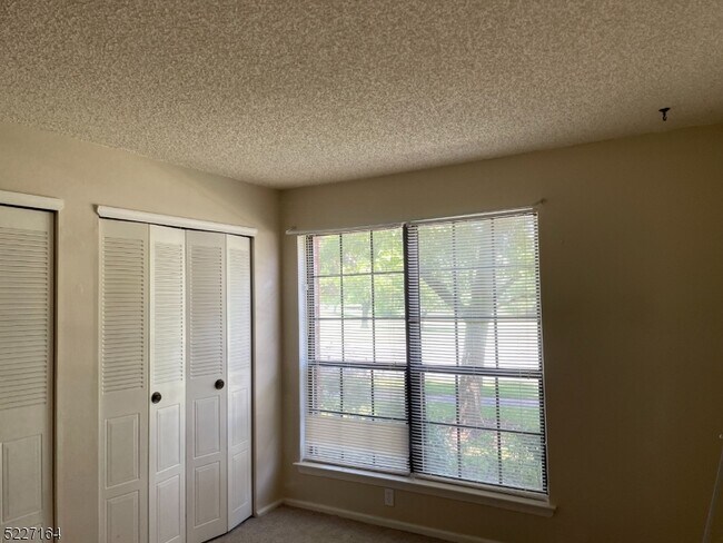 Building Photo - 35 Crabapple Ln