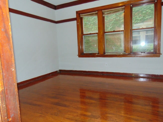 Building Photo - 6729 S Artesian Ave