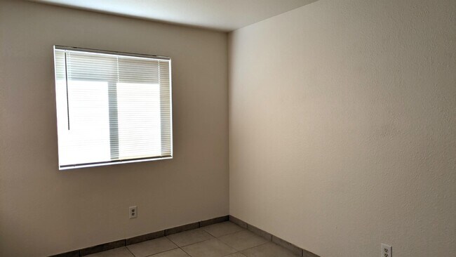 Foto del edificio - 12464 Raymond Thomas St