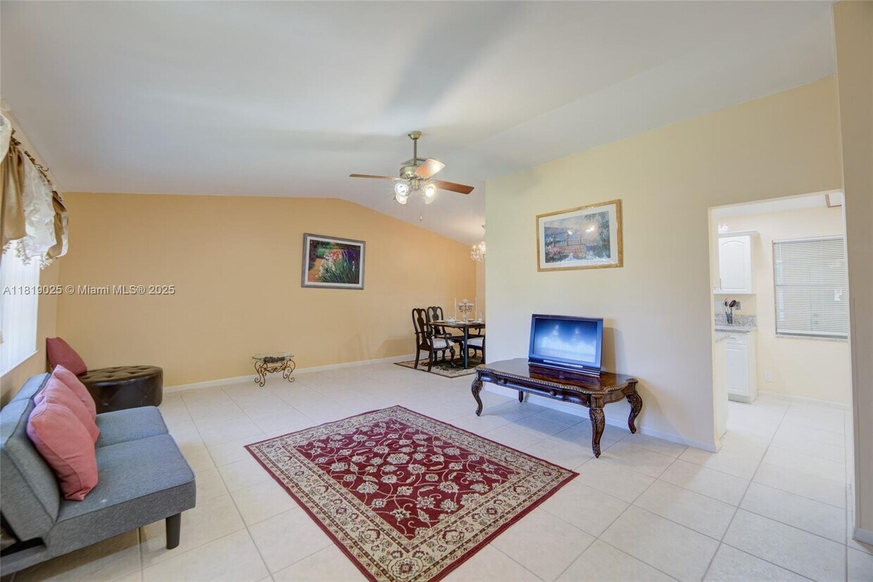 Foto principal - 9039 NW 21st Ct