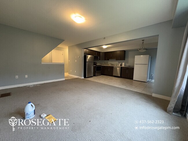 Photo du bâtiment - Spacious 6-Bedroom Freehold Townhouse with Garage & Backyard – Thorold