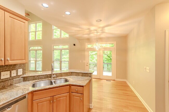 Foto del edificio - 5 Bedroom Home in Hermitage! Backs Up To T...