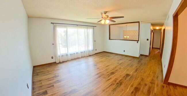 Foto del edificio - Double Patios + HUGE Fenced-In-Yard + Two-Car-Garage + Pet Friendly! Available March 6th!