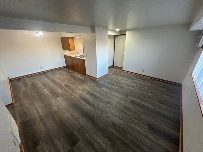 Building Photo - 2 bedroom 1 bath ground floor apartment