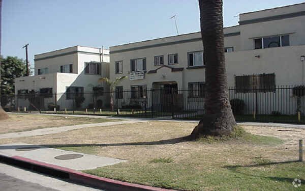 Foto del edificio - 1136 Browning Blvd
