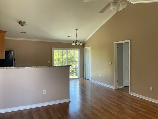 Foto del edificio - SPECIAL! 3 Bedroom Home w/ Yard and No HOA - Second month rent free