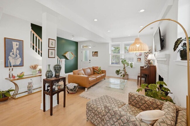 Building Photo - Manor Park Rowhome | 3 Bed | 2.5 Bath | 1,625 Sf | Large Private Front Porch & Rear Deck | 1 Surf...