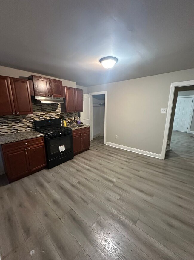 Building Photo - Newly Renovated 2 Bed/1 Bath Row Home