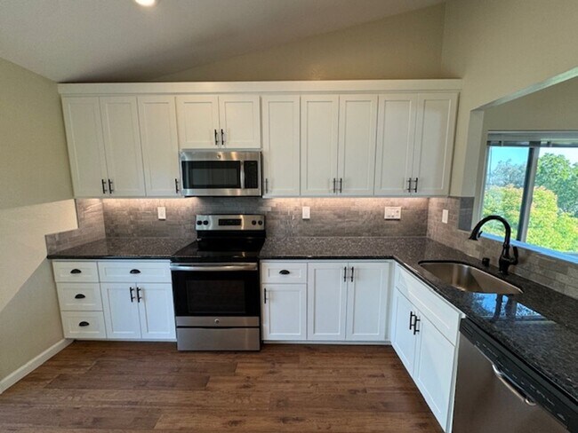 Building Photo - Nicely updated 3 bedroom, 2.5 bath, 2 stor...