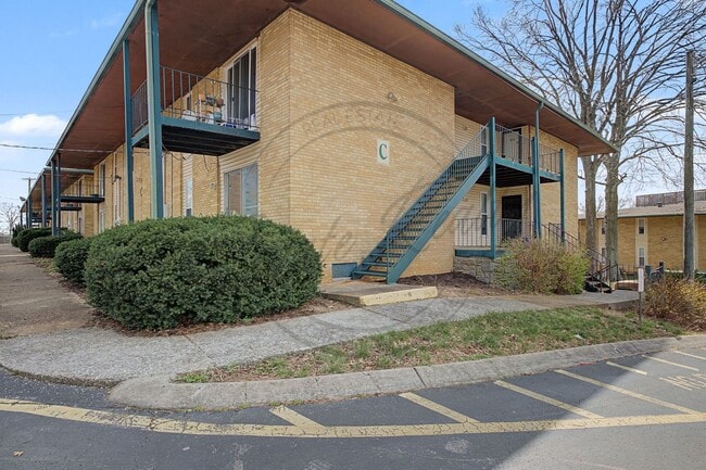 Two Bedroom Condo, First Floor, across from Madison Park with stackable washer/dryer! - Two Bedroom Condo, First Floor, across from Madison Park with stackable washer/dryer!