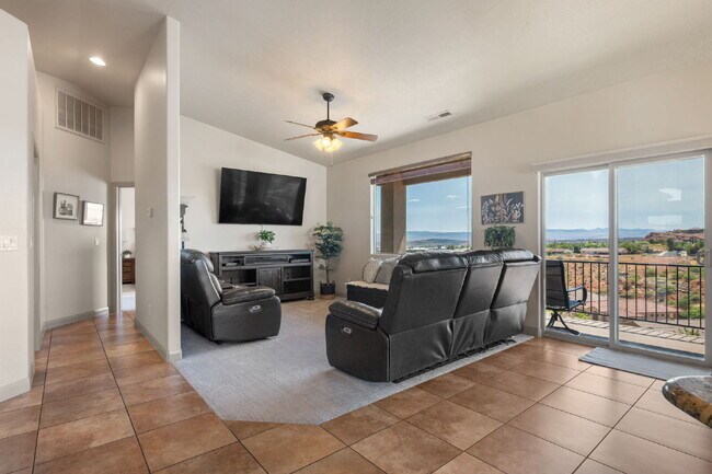 Foto del edificio - Fully Furnished Home With a View | 1–6 Month Lease | Private Basement Suite + All Essentials Incl...