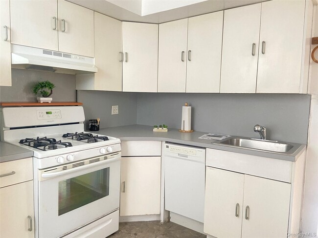 Building Photo - 84-49-84168 168th St