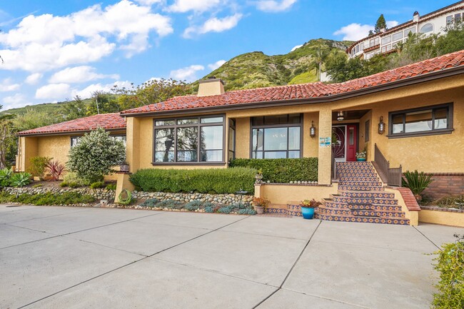 front door is up a few steps - 4244 Avenida de la Encinal