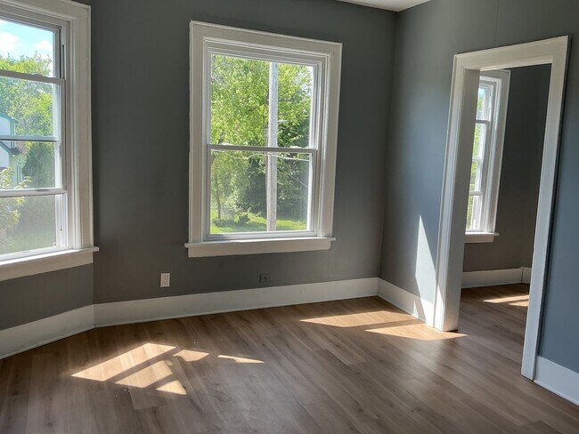 Foto del edificio - 218-220 E Hadley St