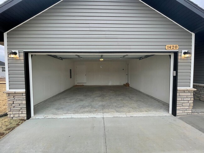 Foto del edificio - Make this  beautiful modern home yours!!