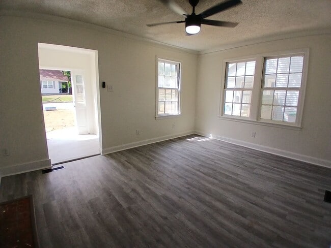 Foto del edificio - Renovated 4 bedroom 2 bath home - Open To ...