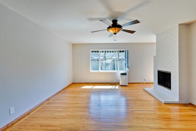 Foto del edificio - Welcome Home to Beautiful Cambrian Park Ne...