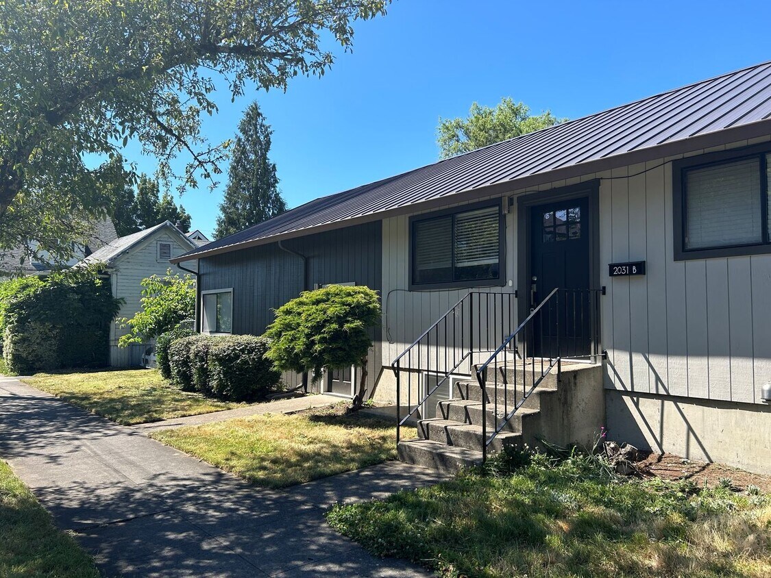 Foto principal - Completely Remodeled! Light Filled Rare Tw...