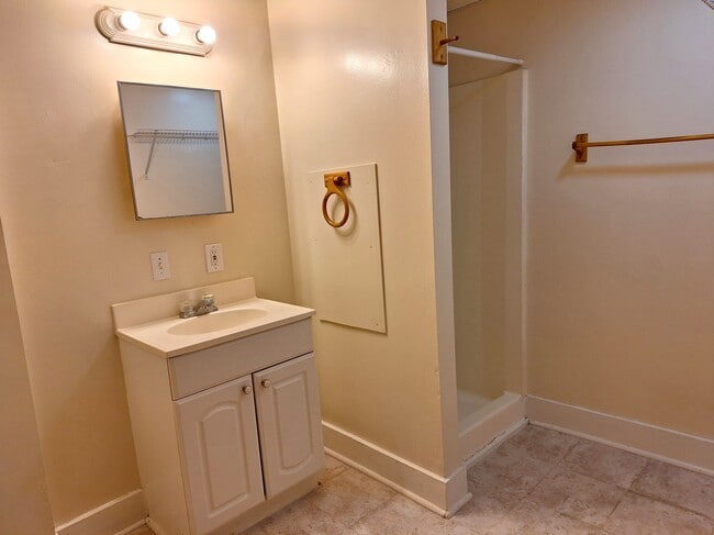 Bathroom - 16 North St