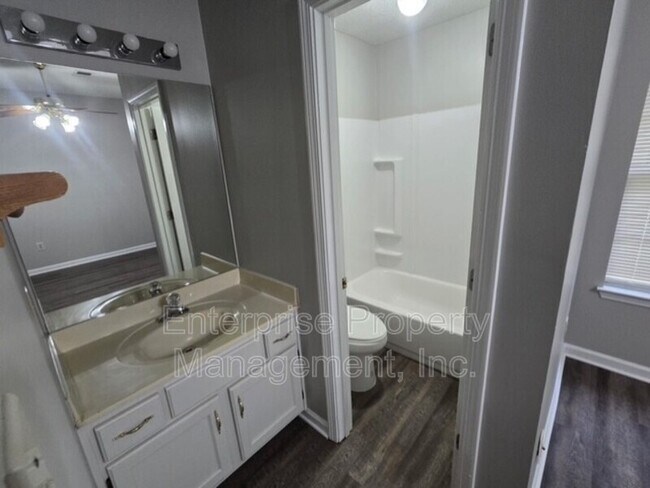 Foto del edificio - 4444 Longtree Cove