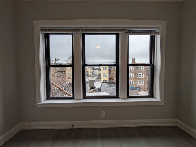 Building Photo - 2234 W Wilson Ave