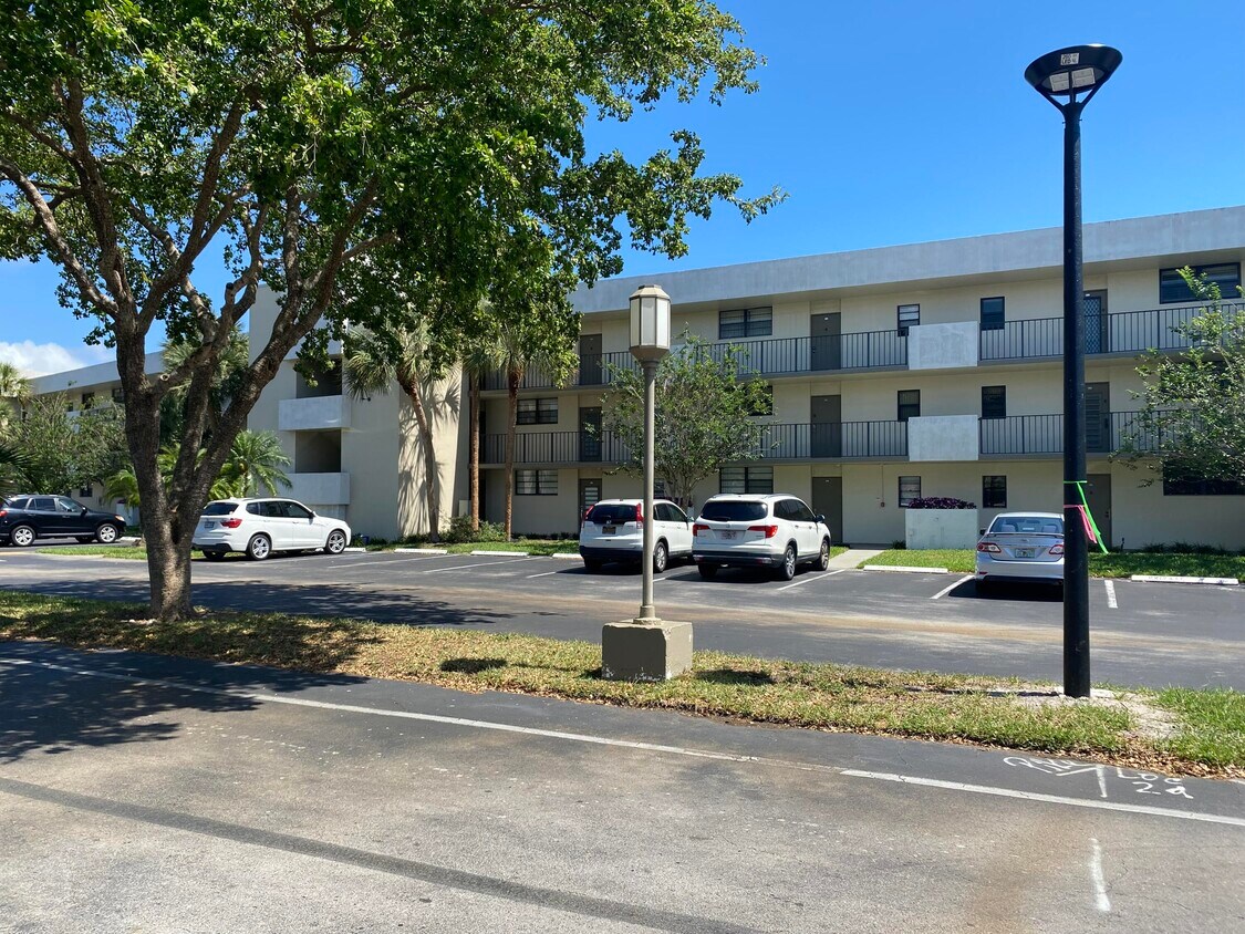 2420 DC Country Club Boulevard Unit 302D, Deerfield Beach, FL 33442