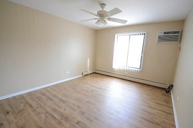 Building Photo - 229 W Ct of Shorewood