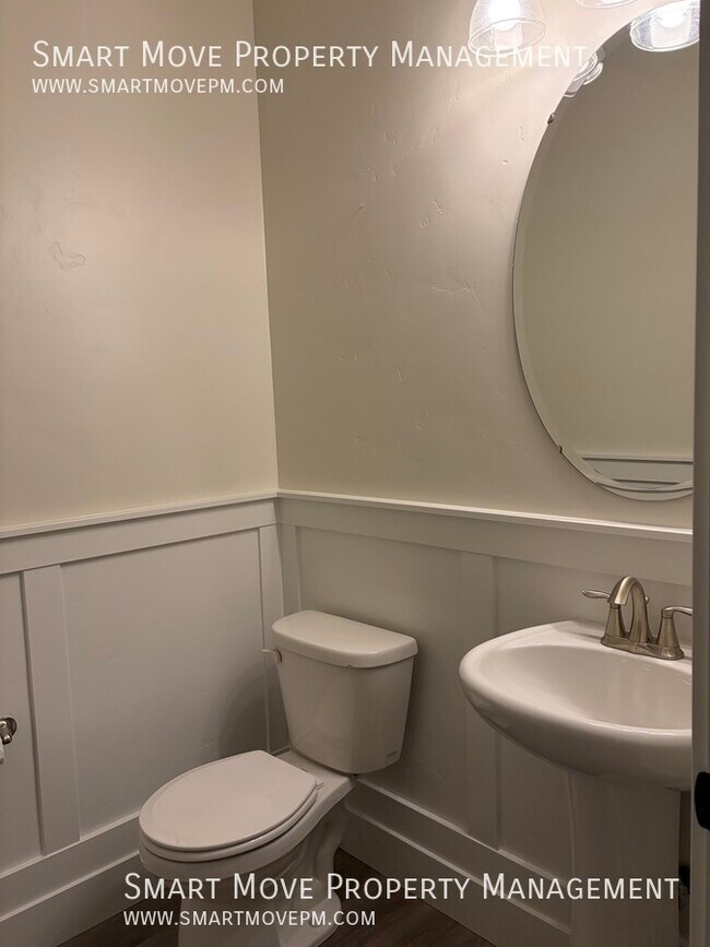 Building Photo - 2100 N Woodcreek St