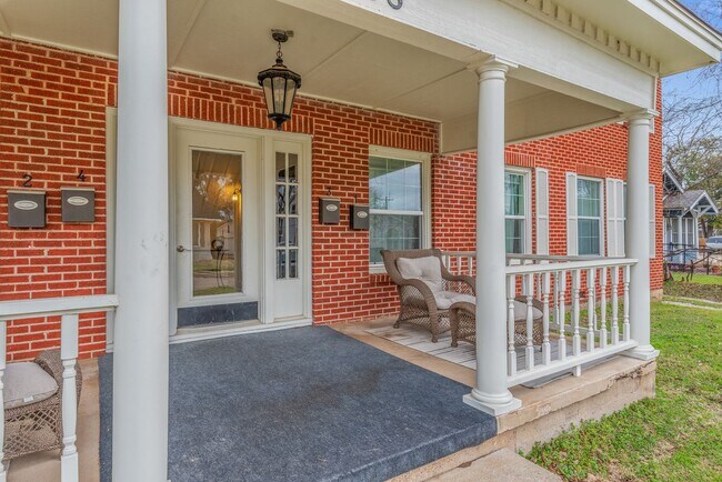 Foto del edificio - Cozy 2 Bedroom Apartment Available for Aug...