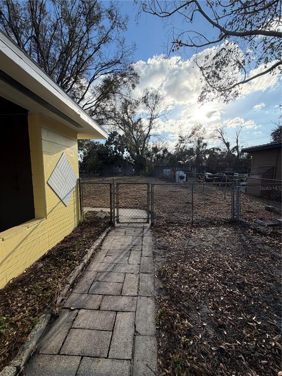 Building Photo - 1915 E Fern Rd