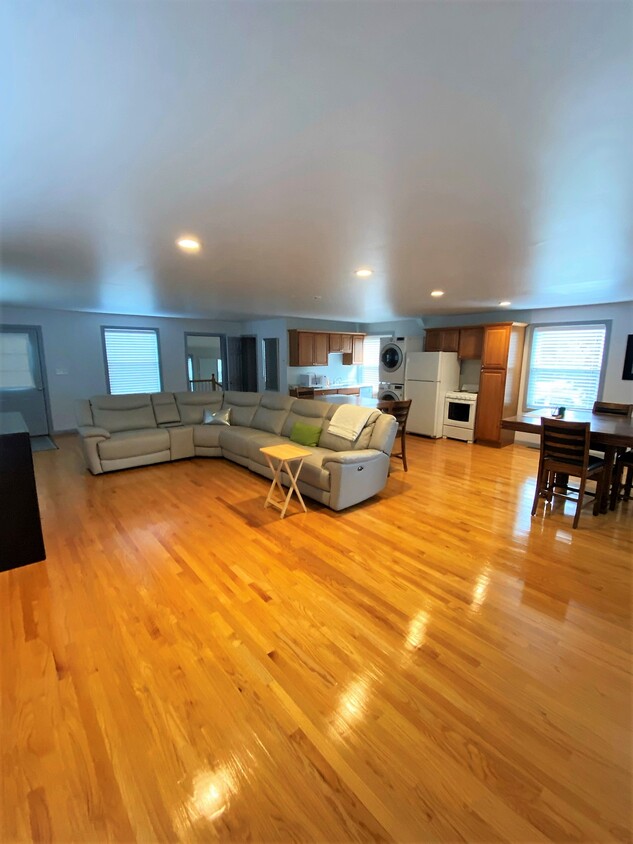 Primary Photo - 206 Hingham St
