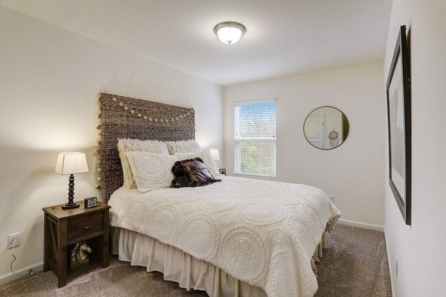 Building Photo - AVAILABLE JULY 1ST. 3 BD 2 1/2 BATH NEW TO...