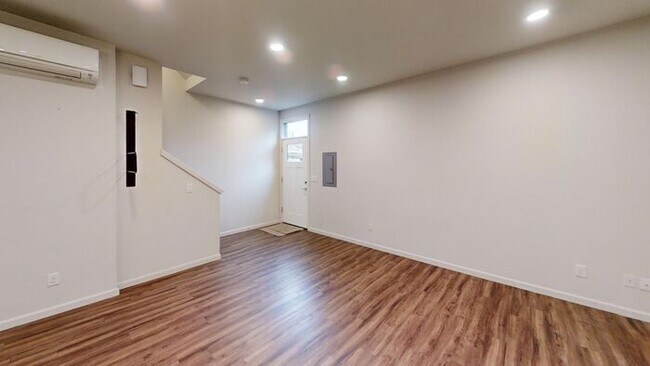 Foto del edificio - Modern Luxury Townhome: Convenient Urban L...