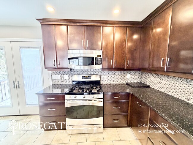 Photo du bâtiment - All-Inclusive 3-Bedroom Unit with 2 Parking & Balcony in Kitchener