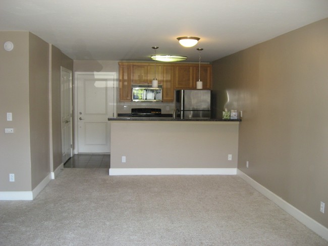 Entrance, kitchen, closet (left) - 10982 Roebling Ave