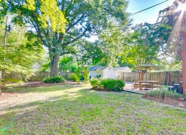 Foto del edificio - 3214 Devereaux Rd