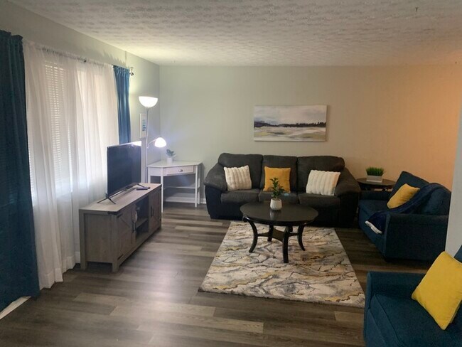 Foto del edificio - Great Property, Renovated, VERY SPACIOUS !