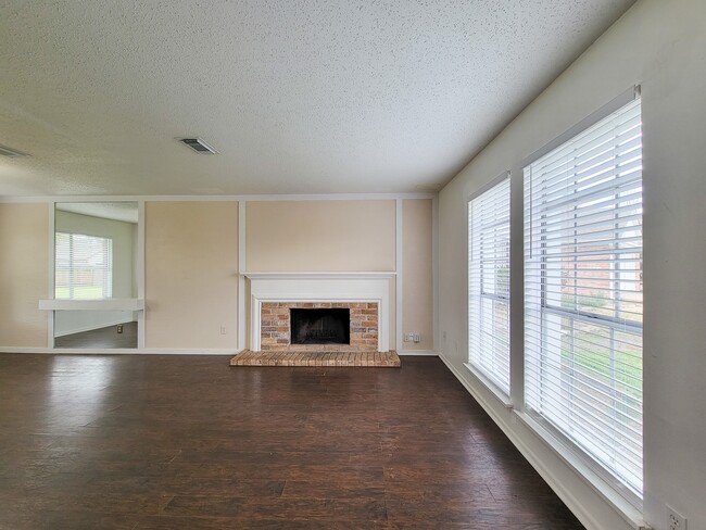 Building Photo - 12010 Roan Dr