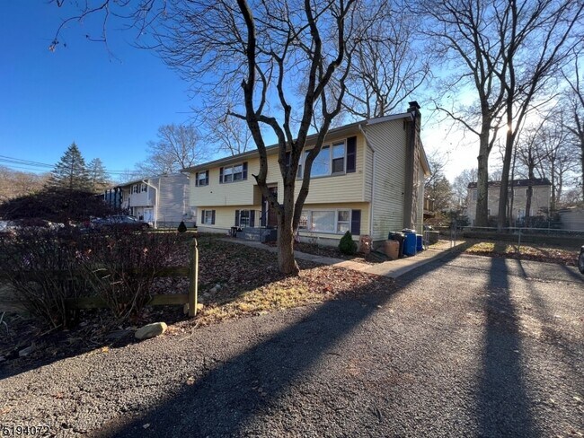 Foto del edificio - 16 Richards Rd