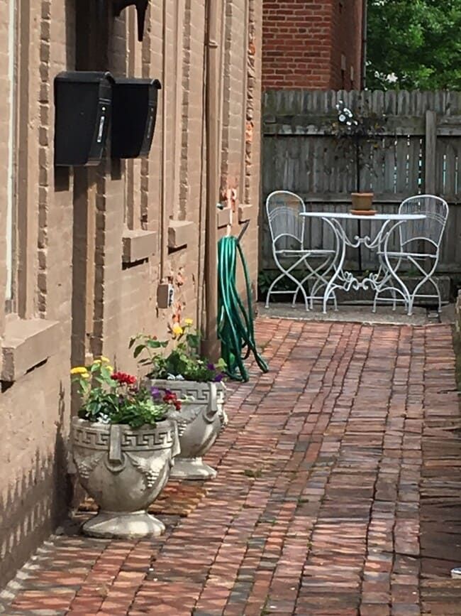 outside entry courtyard - 130 Park Pl Apartments