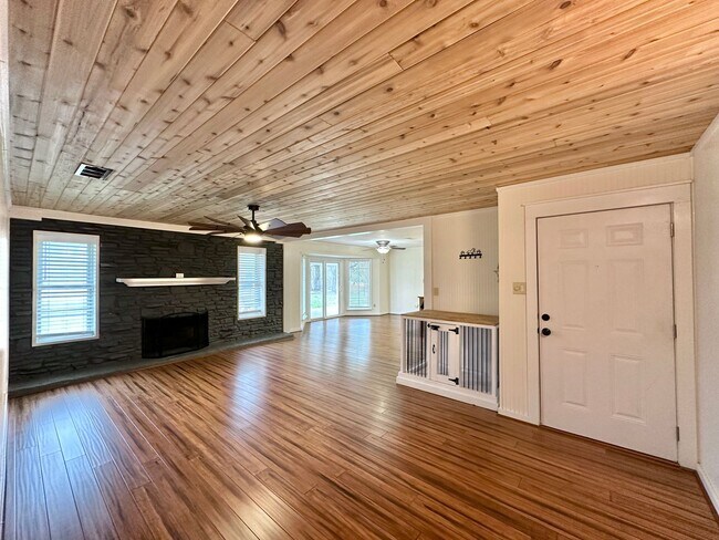 Foto del edificio - Price Drop!  1.75 Acres!  Lawncare Include...