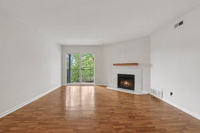 Foto del edificio - Spacious 2BR/2BA Condo with In-Unit Laundry & Central A/C