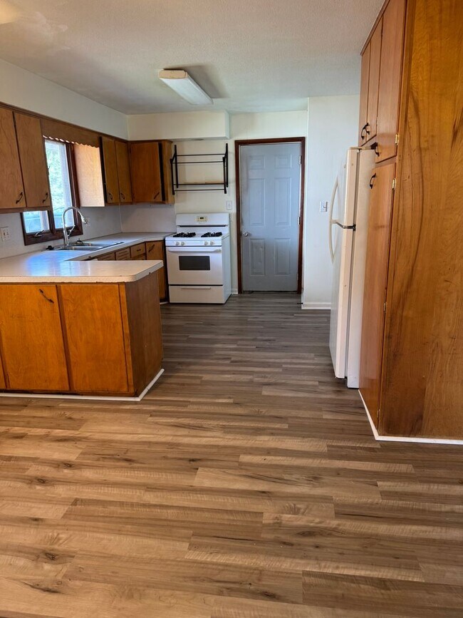 Foto del edificio - Three Bedroom One and a Half Bath House