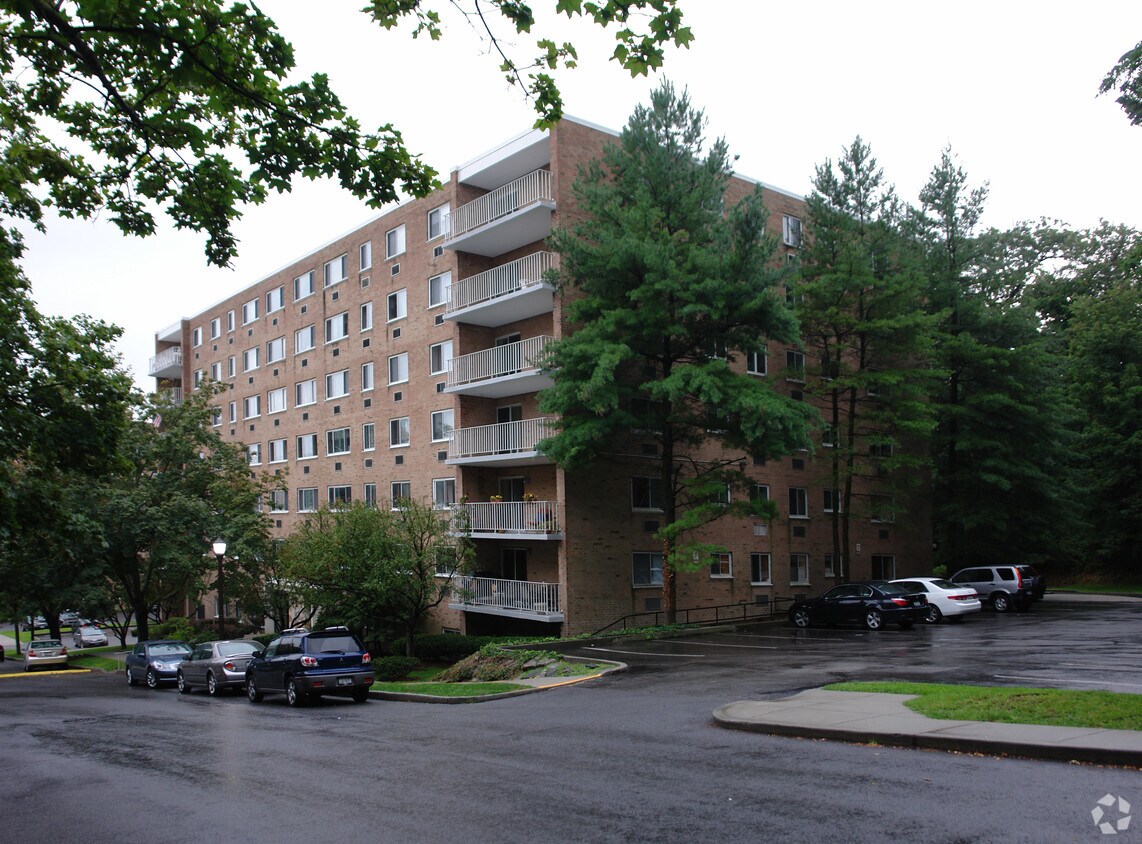 Halston House Apartments in Tarrytown, NY
