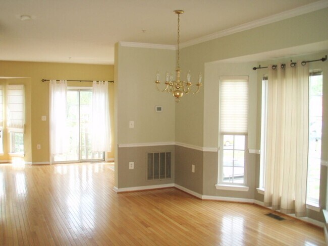Foto del edificio - Beautiful 3 Bed 2.5 Bath End-Unit Brick To...