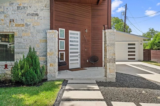 Building Photo - 903 Garden Villa Ct