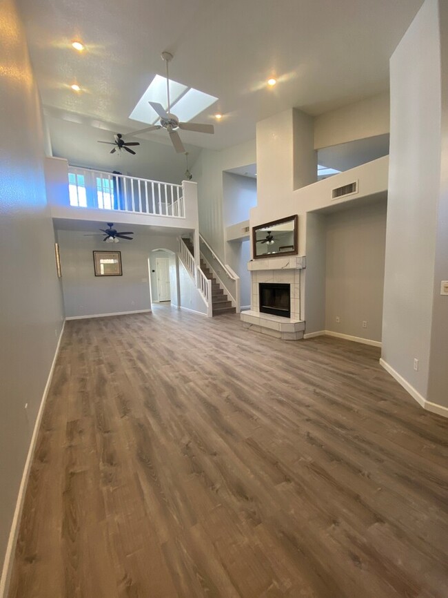 Building Photo - Gorgeous Golf Course Townhome