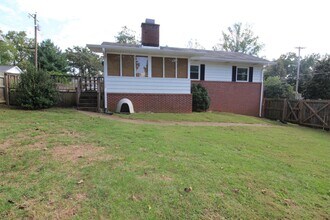 Building Photo - 101 E Magnolia Ln