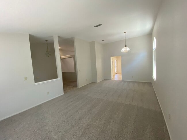 Building Photo - 353 Marna Dr