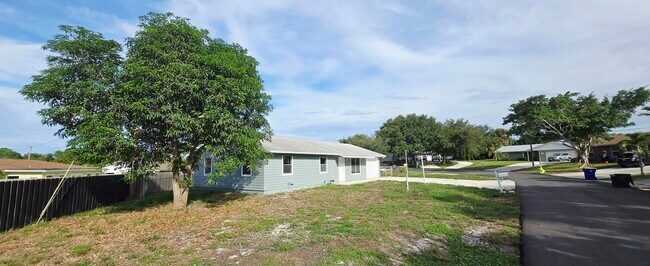 Foto del edificio - 2331 NE 15th Ct